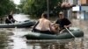 Волонтеры вывозят местных жителей из затопленного Херсона