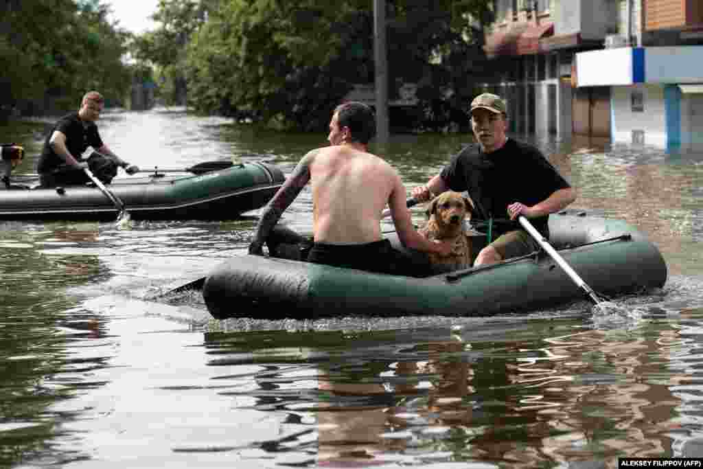 УКРАИНА -&nbsp;Стотици илјади Украинци се борат да добијат вода за пиење по големите поплави во јужна Украина по уништувањето на браната Нова Каховка на реката Днепар, изјави украинскиот претседател Володимир Зеленски, додека спасувачите продолжија со напорите да однесат на безбедно што е можно повеќе луѓе.