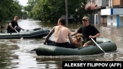 Волонтеры вывозят местных жителей из затопленного Херсона