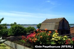 Село на березі водосховища