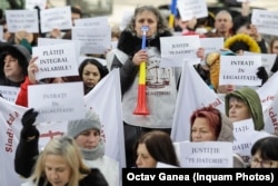Câteva sute de grefieri protestează în fața sediului Înaltei Curți pentru a obține salariile restante, 4 decembrie 2023, București.