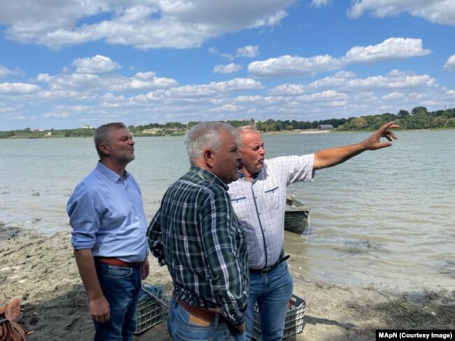 Міністр оборони Румунії під час візиту біля кордону з Україною, у селі, де знайшли уламки безпілотника