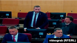 Miloš Lukić (stoji), direktor Službenog glasnika bh. entiteta RS, pred Sudom BiH u oktobru 2023. godine, prije razdvajanja postupka protiv njega i prvooptuženog Milorada Dodika, predsjednika RS-a 