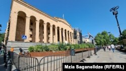 საქართველოს პარლამენტში „უსაფრთხოების ყვითელი დონე“ 15 აპრილიდან მოქმედებს, მას შემდეგ, რაც ისევ დაიწყო „ქართული ოცნების“ მიერ ინიციირებული და მასობრივი პროტესტის გამომწვევი „აგენტების კანონის“ განხილვა.