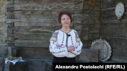 Etnografa Varvara Buzilă, în timpul interviului pentru Europa Liberă, la Muzeul Satului din Chișinău.