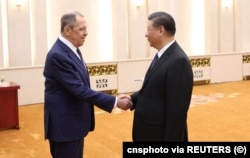 Голова КНР Сі Цзіньпін (праворуч) і очільник МЗС Росії Сергій Лавров. Пекін, 9 квітня 2024 року