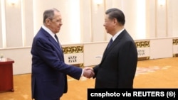 Глава КНР Сі Цзіньпін (праворуч) та глава МЗС Росії Сергій Лавров. Пекін, 9 квітня 2024 року