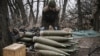 Артиллериялык снаряддарды даярдап жаткан украиналык аскер. Бахмут. 17-март, 2023-жыл. 