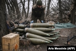 Украинский военнослужащий готовит артиллерийские снаряды калибра 155 мм возле Бахмута, восточная Украина, 17 марта 2023 года