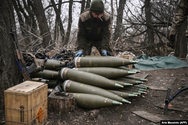 Украинский военнослужащий готовит артиллерийские снаряды калибра 155 мм возле Бахмута, восточная Украина, 17 марта 2023 года