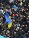 Зіткнення учасників проукраїнського мітингу з проросійськими активістами біля Верховної Ради АР Крим, Сімферополь, 26 лютого 2014 року