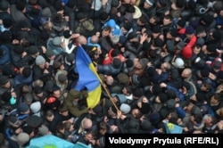 Столкновение участников проукраинского митинга против сепаратизма в Крыму с пророссийскими активистами возле Верховной Рады АР Крым, Симферополь, 26 февраля 2014 года