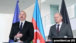 Президент Азербайджану Ільхам Алієв (ліворуч) і канцлер Німеччини Олаф Шольц провели спільну пресконференцію в Берліні, Німеччина, 26 квітня 2024 року
