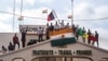 پرچم‌های روسیه و نیجر در دست هواداران کودتا که حدود دو هفته است در پایتخت این کشور تجمع کرده‌اند