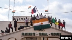 پرچم‌های روسیه و نیجر در دست هواداران کودتا که حدود دو هفته است در پایتخت این کشور تجمع کرده‌اند
