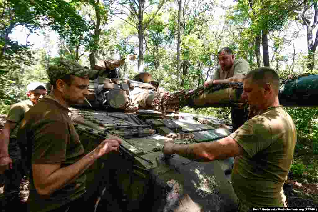 Аеророзвідка виявила ціль, екіпаж танка обговорює свої дії перед роботою. Донецька область, червень 2023 року