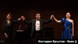  Александрина Михайлова (вдясно) дружно с сътрудниците си в края на концерта 