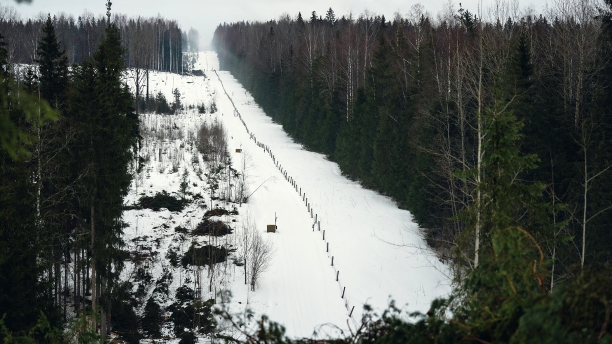 The Finnish army pays the owners of plots on the border with Russia