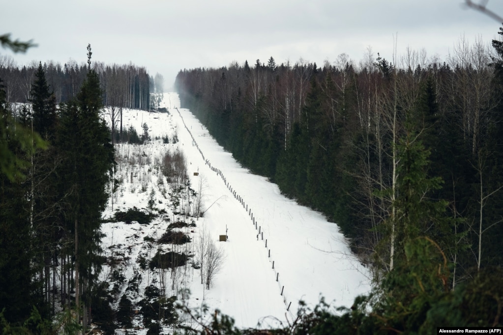 Kufiri finlandez-rus afër Imatrës, siç shihet në mars të vitit 2023. Në zonat pranë vendbanimeve të populluara, kufiri midis dy vendeve aktualisht është i veshur me një gardh të projektuar për të ndaluar vetëm bagëtitë endacake dhe njerëzit mund të kalojnë lehtësisht mbi të.