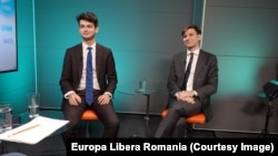 De trei ani, Vlad Adamescu și Răzvan Petri informează tinerii despre politică pe o platformă care a adunat zeci de mii de urmăritori. Uniunea Europeană le-a acordat celor doi masteranzi la Politici Publice, în Marea Britanie, titlul de ambasadori digitali ai blocului european.