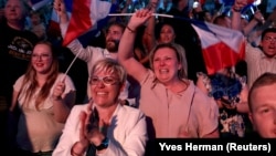 Pristalice Marine Le Pen slave nakon što su preliminarni rezultati prvog kruga glasanja pokazali da njena stranka vodi, Henin - Beuamont, 30. juni 2024. preliminarnih rezultata prvog 