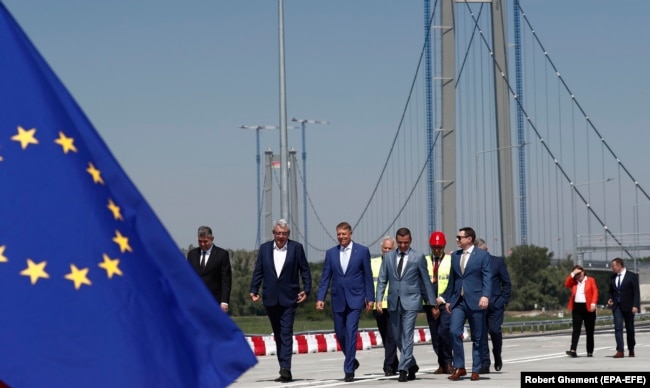 Zyrtarë të lartë, duke përfshirë presidentin e Rumanisë, Klaus Iohannis, (i treti nga e majta) gjatë hapjes së Urës Braila më 6 korrik.