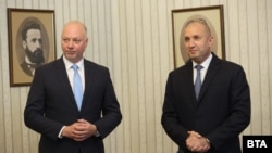 Predsjednik Rumen Radev (desno) i predloženi šef kabineta Rosen Željazkov u Sofiji 1. jula 2024.