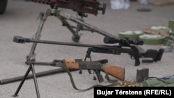 Puške koje je posle zaplene prikazala kosovska policija