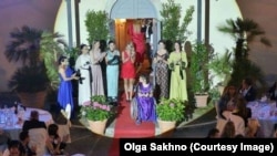 Sakhno receives an ovation at a fashion show.