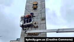 На фото – роботи з демонтажу у вересні цього року, під час яких із обеліска прибрали зірки на бічних сторонах й анотаційну дошку російською мовою, а також змінили напис «1941» на «1939» – рік