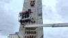 У КМДА показали, як з обеліска «Місто-герой Київ» прибирають радянські елементи (фото)