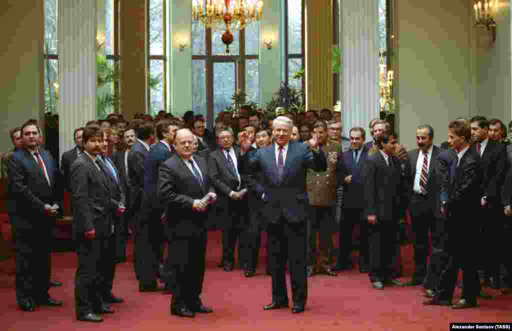 Stanislav Šuškevič, prvi lider nezavisne Bjelorusije (u sredini lijevo), tokom sastanka s ruskim predsjednikom Borisom Jeljcinom (desno u sredini) u decembru 1991. Šuškevič, poznati naučnik, nadao se &quot;bjeloruskoj neutralnosti&quot; u kojoj se vojska nove nezavisne zemlje &quot;nikada neće pridružiti NATO-u ili Rusiji&quot;.