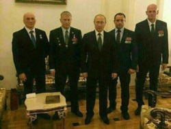 Слева направо: Андрей Богатов, Андрей Трошев, президент Владимир Путин, Александр Кузнецов и Дмитрий Уткин. Фото было опубликовано в паблике WAR NEWS TODAY во "ВКонтакте" в 2017 году