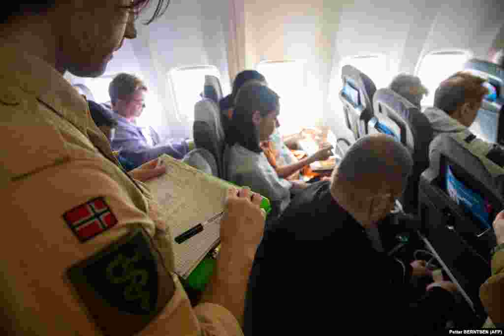Екипажът на медицинските евакуационни полети е цивилен, но медицинският персонал е от норвежката армия.