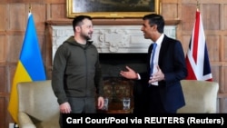 Prim-ministrul britanic, Rishi Sunak (dr), discută cu președintele ucrainean Volodimir Zelenski înainte de o întâlnire bilaterală în Marea Britanie, la 15 mai.