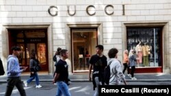 Ljudi ispred Guccijeve trgovine u Rimu, 20. aprila 2023.