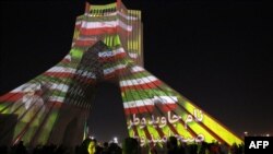 Azadi (Sloboda) toranj sa slikama pokojnog vrhovnog vođe ajatolaha Ruholaha Homeinija i iranskim zastavama na ceremoniji povodom 45 godina od završetka Islamske revolucije, Teheran, 10. februar 2024.