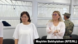 Айгерим Тлеужан (слева) на оглашении приговора по делу о "захвате алматинского аэропорта" во время Январских событий. Алматы, 11 июля 2023 года