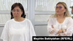 Әйгерім Тілеужан (сол жақта) мен адвокаты Айнара Айдарханова "Алматы әуежайын басып алу" ісі бойынша сот үкімін тыңдап тұр. Алматы, 11 шілде, 2023 жыл