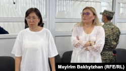 Aygerim Tleujanova (solda) "yanvar hadisələri" zamanı Almatı hava limanının ələ keçirilməsi işi üzrə hökmün elan edilməsi zamanı.
