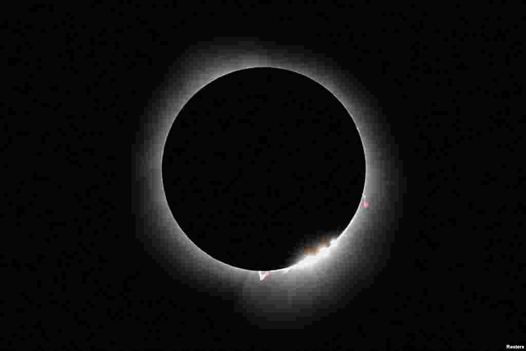 Mesec zaklanja Sunce, tokom potpunog pomračenja Sunca. Prizor zabilježen u Carbondaleu, Ilinoisu, SAD, 8. aprila 2024.