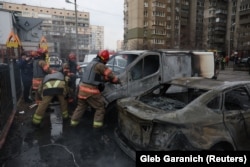 Рятувальник пряцюють на місці влучення російської ракети у Києві. 9 березня 2023 року