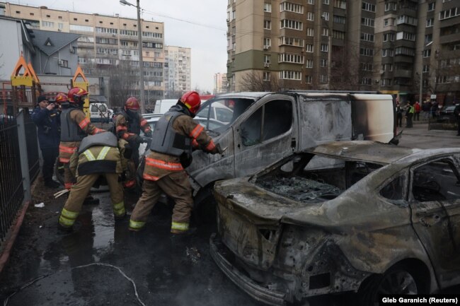 Рятувальник пряцюють на місці влучення російської ракети у Києві. 9 березня 2023 року