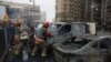 Екипи на пожарната гасят част от горящите коли в жилищен квартал в Киев. Украинската столица беше подложена на ракетни удари в ранните часове на 9 март