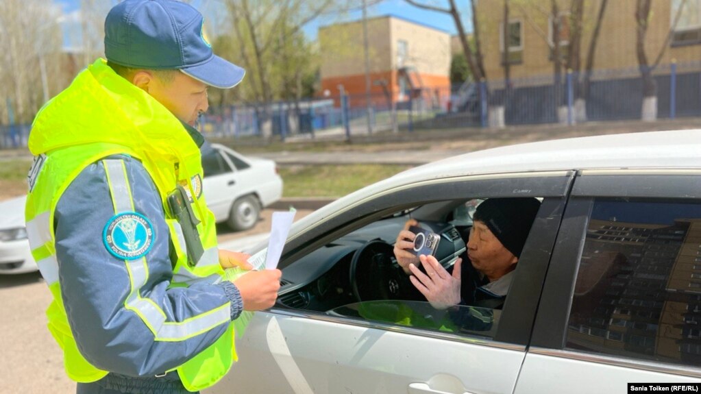 Полиция остановила гражданского активиста Марата Жыланбаева. 1 мая 2023 года