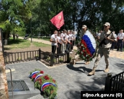 Церемония возложения цветов к мемориалу российским военнослужащим в Нижнегорском. Крым, 6 июля 2023 года