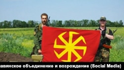 Na Telegram kanalu organizacije RUSOV objavljena je fotografija koja navodno dartira iz juna 2015. godine, na kojoj Andrej Rodionov (desno) pozira sa simbolom kolovrata (slovenska svastika) u proruskoj paravojnoj brigadi Prizrak u Lugansku