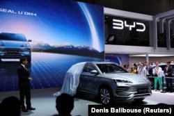Michael Shu, Managing Director al BYD Europe, prezintă noua mașină BYD SEAL U, la Salonul Auto de la Geneva, din februarie 2024.