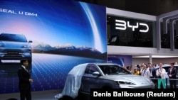 Vehicul BYD în timpul unei ceremonii de prezentare a unui model nou. Geneva 2024.