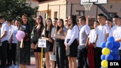  Ученици от СУ „ Христо Смирненски “ в село Кочан, където на първия образователен ден участва президентът Румен Радев. 